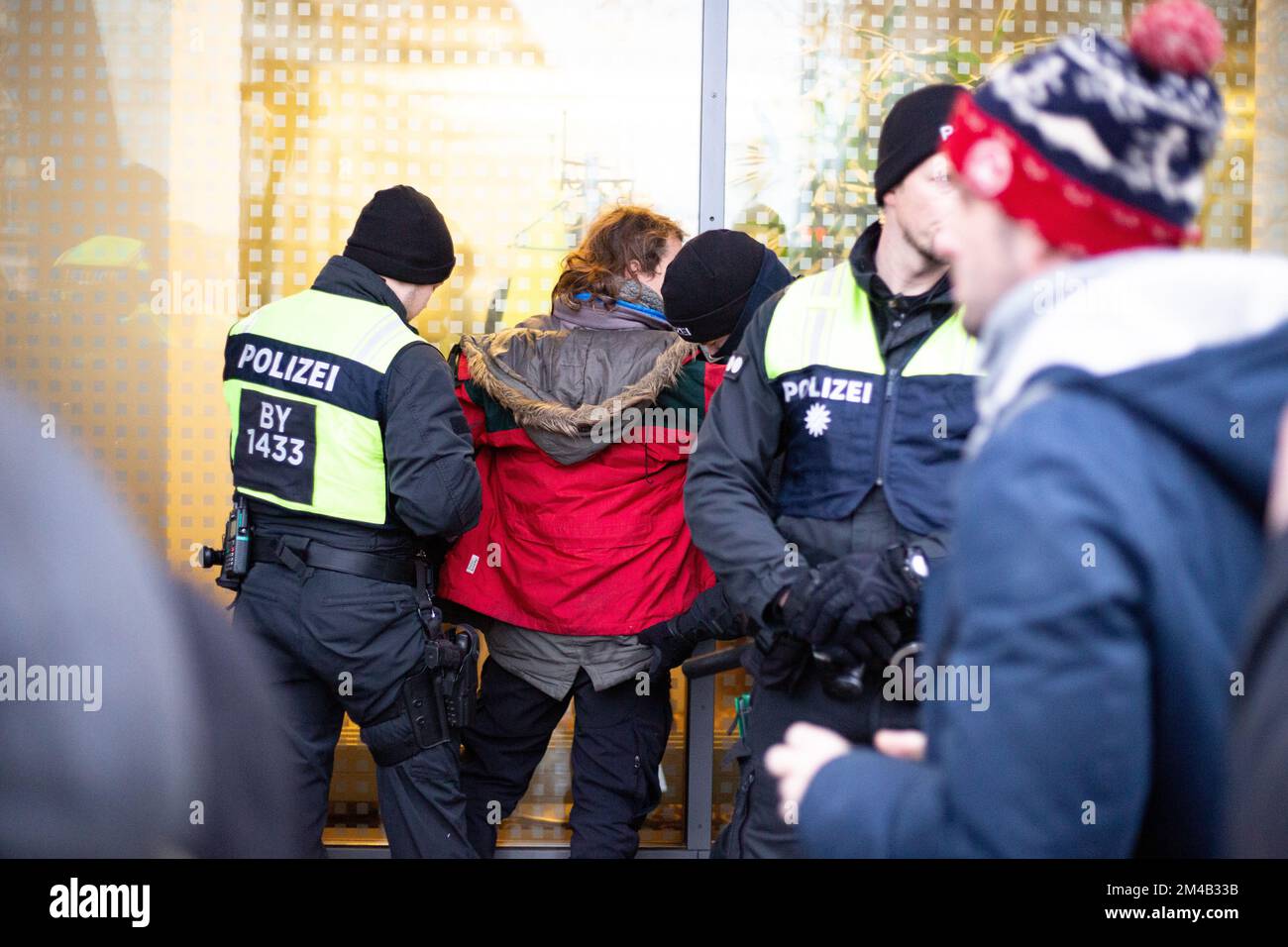 Munich, Allemagne. 20th décembre 2022. Quatre activistes de la dernière génération ont bloqué la Sonnenstraße à Munich, Allemagne 20 décembre 2022, malgré une ordonnance du KVR contre les blocs de colle. À l'avance, l'action a été officiellement annoncée, c'est pourquoi beaucoup de policiers étaient sur place et ont arrêté 6 autres activistes avant qu'ils ne puissent bloquer la rue. La dernière génération présente un billet de 9 euros et une limite de vitesse de 100 km/h sur les autoroutes. (Photo par Alexander Pohl/Sipa USA) crédit: SIPA USA/Alay Live News Banque D'Images