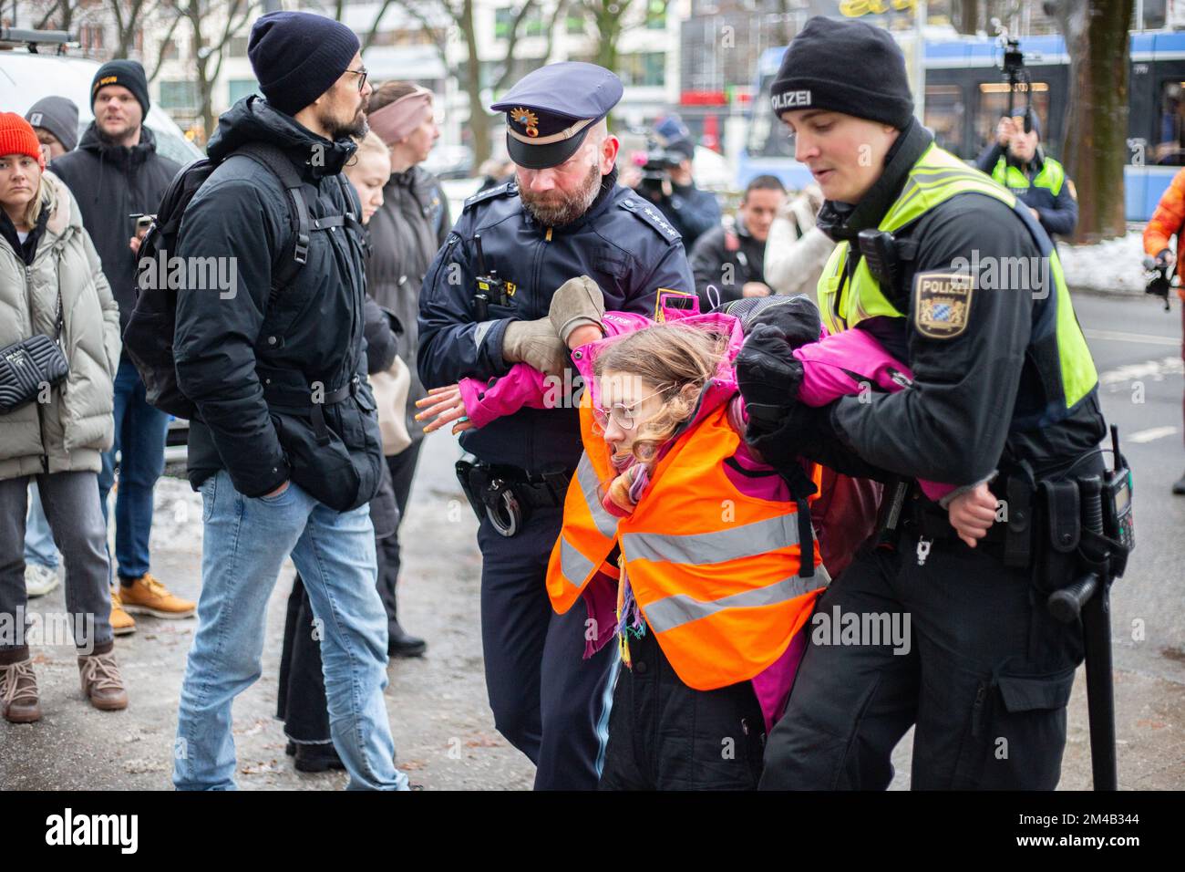 Munich, Allemagne. 20th décembre 2022. Quatre activistes de la dernière génération ont bloqué la Sonnenstraße à Munich, Allemagne 20 décembre 2022, malgré une ordonnance du KVR contre les blocs de colle. À l'avance, l'action a été officiellement annoncée, c'est pourquoi beaucoup de policiers étaient sur place et ont arrêté 6 autres activistes avant qu'ils ne puissent bloquer la rue. La dernière génération présente un billet de 9 euros et une limite de vitesse de 100 km/h sur les autoroutes. (Photo par Alexander Pohl/Sipa USA) crédit: SIPA USA/Alay Live News Banque D'Images