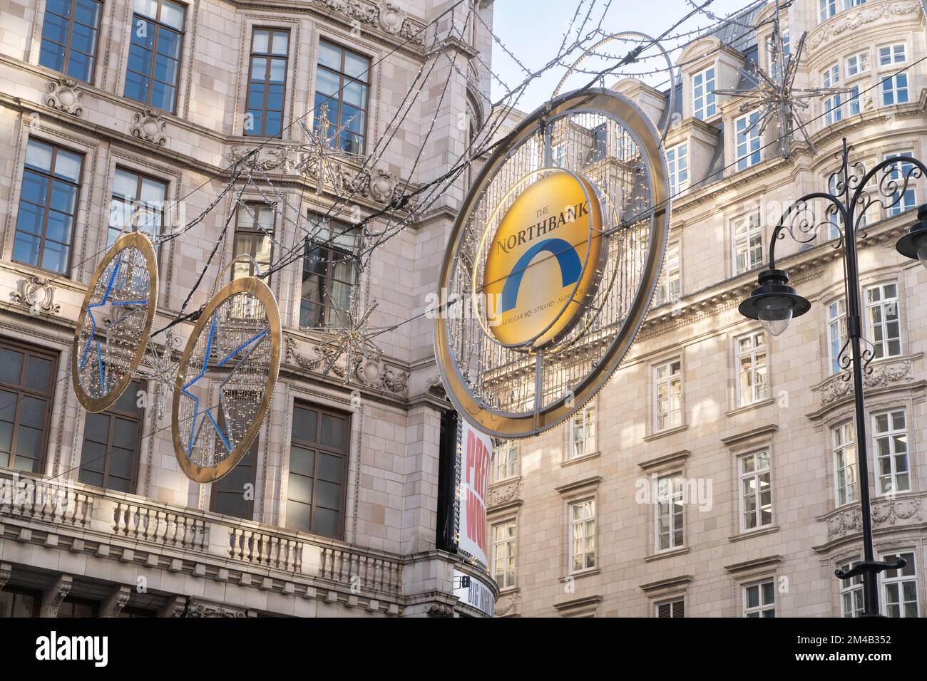 Les lumières de Noël sur le Strand, Savoy Hotel, Northbank, Londres, Westminster Banque D'Images