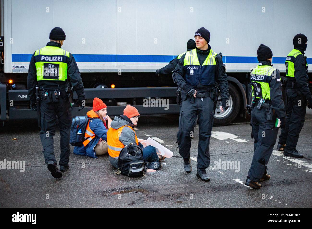 Munich, Allemagne. 20th décembre 2022. Quatre activistes de la dernière génération ont bloqué la Sonnenstraße à Munich, Allemagne 20 décembre 2022, malgré une ordonnance du KVR contre les blocs de colle. À l'avance, l'action a été officiellement annoncée, c'est pourquoi beaucoup de policiers étaient sur place et ont arrêté 6 autres activistes avant qu'ils ne puissent bloquer la rue. La dernière génération présente un billet de 9 euros et une limite de vitesse de 100 km/h sur les autoroutes. (Photo par Alexander Pohl/Sipa USA) crédit: SIPA USA/Alay Live News Banque D'Images