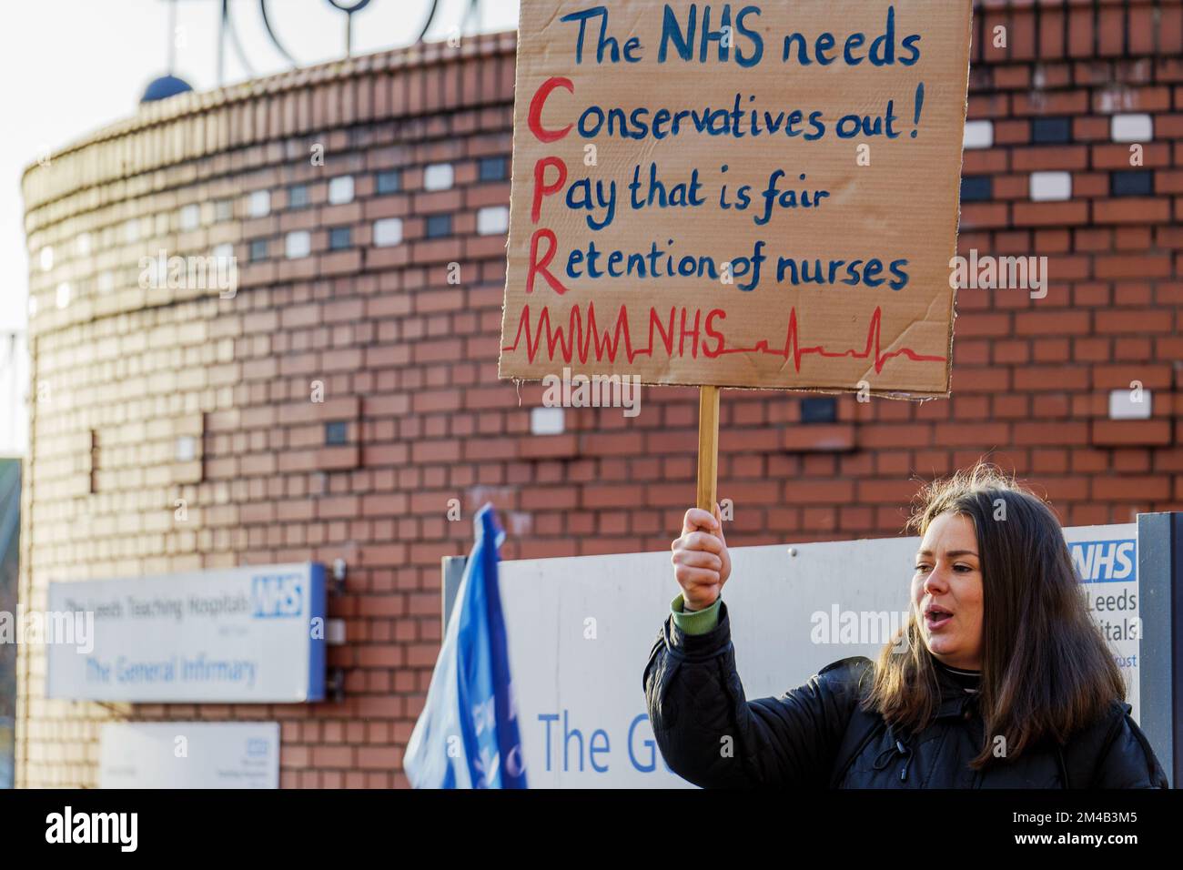 Leeds, Royaume-Uni. 20th décembre 2022. Une foule animée d'infirmières frappent pour la deuxième journée d'action industrielle et se tiennent sur la ligne de piquetage à l'infirmerie générale de LGI Leeds. Crédit : Bradley Taylor / Alamy News Banque D'Images