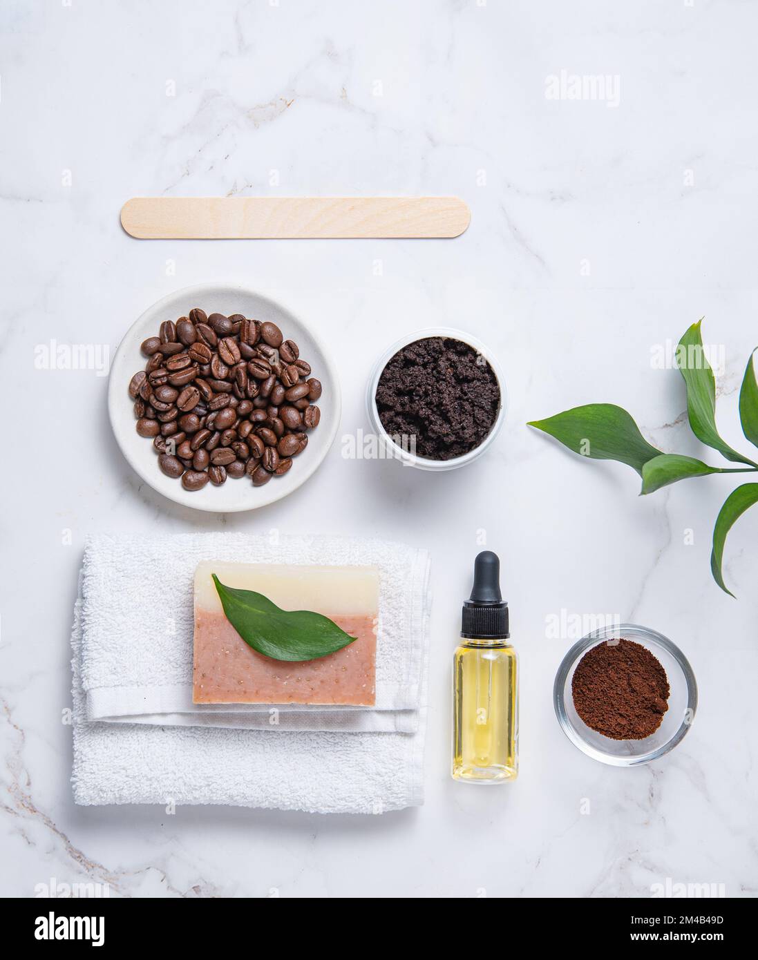 Concept spa plat avec gommage au café naturel, huile d'olive et savon. Soins du corps pour la peau. Vue de dessus et espace de copie Banque D'Images