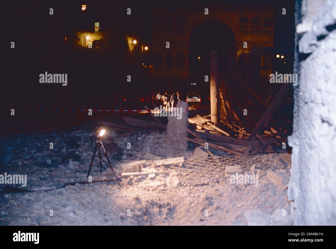 La police italienne sur le site de l'attentat mafieux-terroriste à St. Giorgio al Velabre, Rome, Italie juillet 1993 Banque D'Images