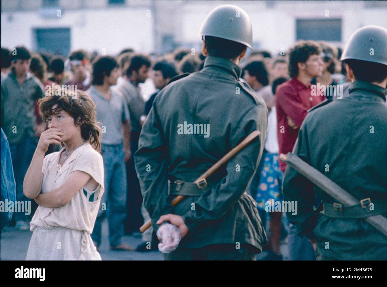 Police italienne parmi les migrants albanais au port de Bari après leur arrivée, Italie août 1991 Banque D'Images
