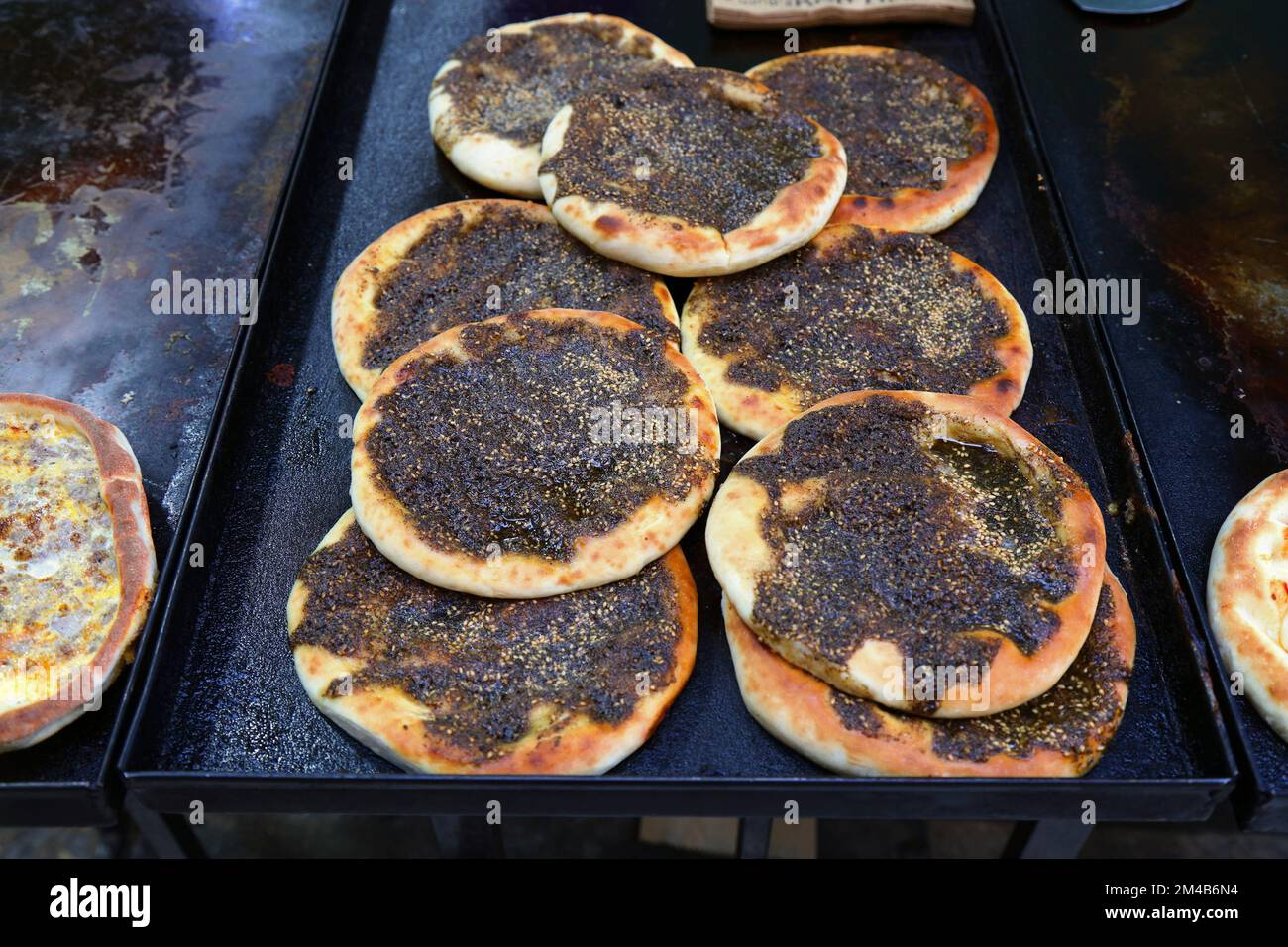 Cuisine israélienne et arabe. Pain plat recouvert d'huile d'olive et de zaatar, également connu sous le nom de manoushe ou pizza libanaise. Banque D'Images