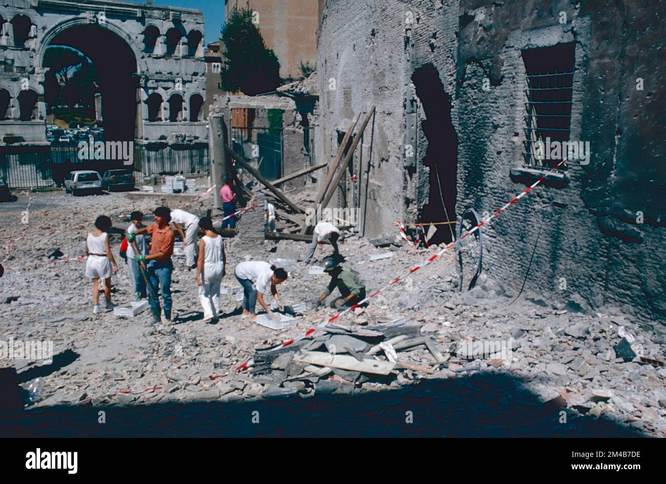 Nettoyage du site de l'attentat mafieux-terroriste à St. Giorgio al Velabre, Rome, Italie juillet 1993 Banque D'Images