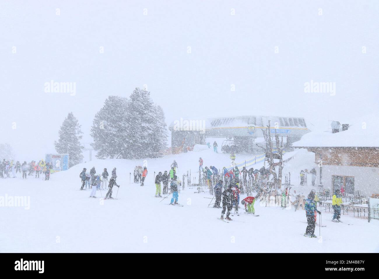 MAYRHOFEN, AUTRICHE - 15 MARS 2019 : les gens visitent la station de ski de Mayrhofen pendant les fortes chutes de neige dans la région du Tyrol, Autriche. Le complexe est situé à Ziller Banque D'Images