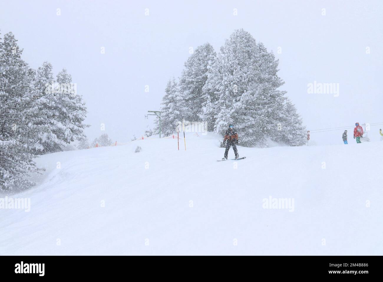 Ski dans la tempête de neige à Mayrhofen - station de ski d'hiver des Alpes autrichiennes dans le Tyrol. Alpes centrales autrichiennes. Banque D'Images