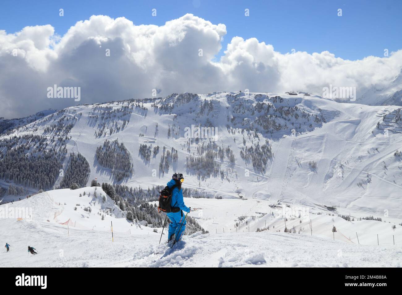 MAYRHOFEN, AUTRICHE - Mars 12, 2019 : personnes visitent Mayrhofen ski en Tyrol, en Autriche. Le complexe est situé dans le centre de la vallée du Zillertal Banque D'Images