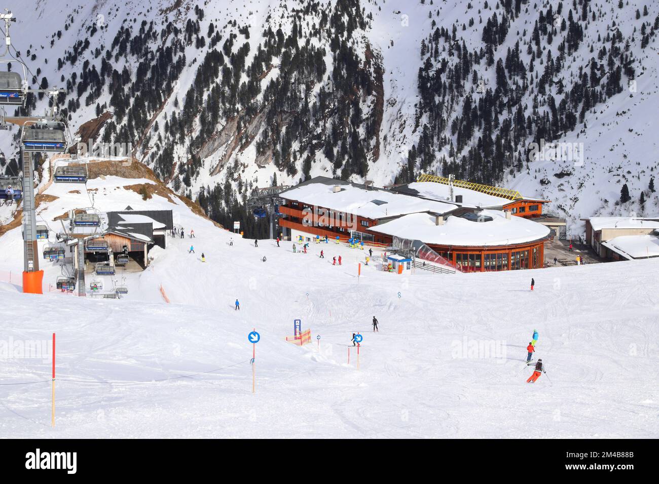 HINTERTUX, AUTRICHE - 10 MARS 2019 : pistes de ski à la station de ski du glacier Hintertux dans la région du Tyrol, Autriche. Le complexe est situé dans la vallée de Zillertal Banque D'Images