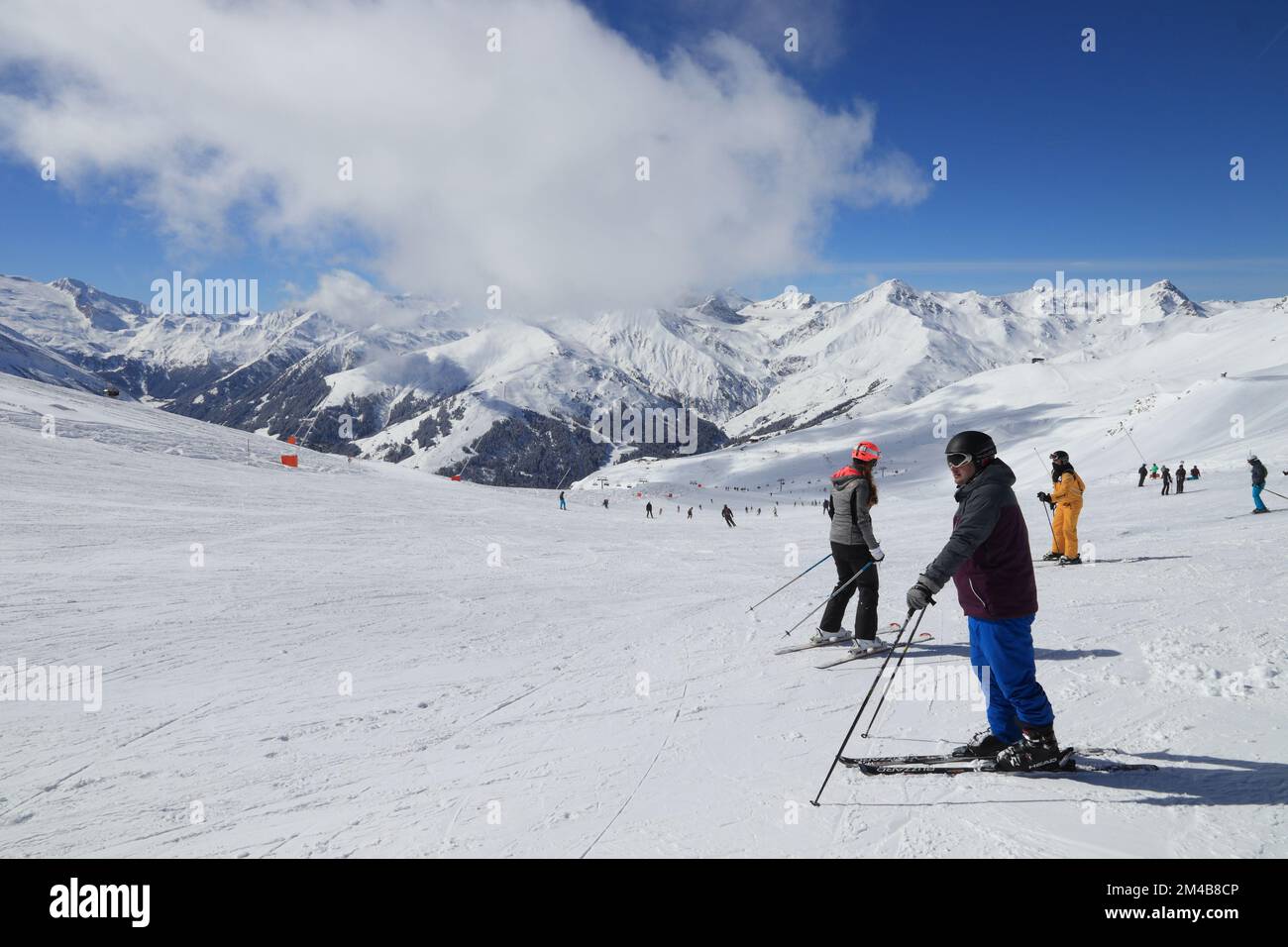 MAYRHOFEN, AUTRICHE - Mars 12, 2019 : personnes visitent Mayrhofen ski en Tyrol, en Autriche. Le complexe est situé dans le centre de la vallée du Zillertal Banque D'Images