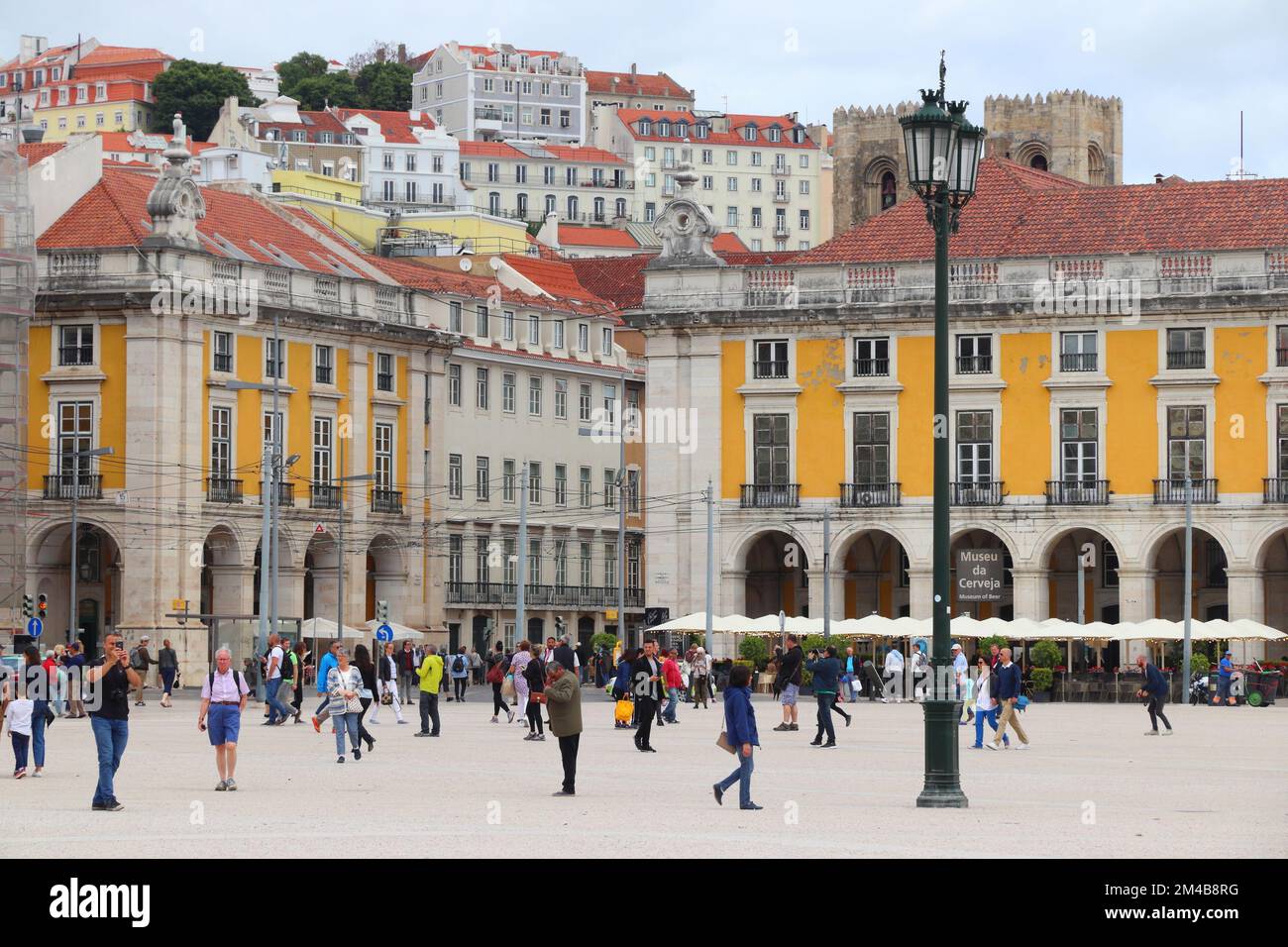 Lisbonne, Portugal - 4 juin 2018 : personnes visitent Comercio Square (Praça Comercio) à Lisbonne, Portugal. Lisbonne est la 11ème région urbaine la plus populeuse dans le Banque D'Images
