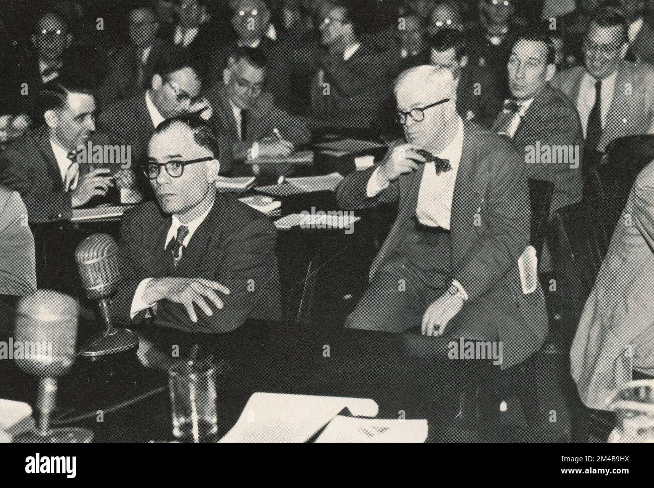 Le chef du crime italien-américain et le mobster mafieux Santo Perrone témoignant devant le Comité Kefauver, Detroit, Etats-Unis 1950s Banque D'Images