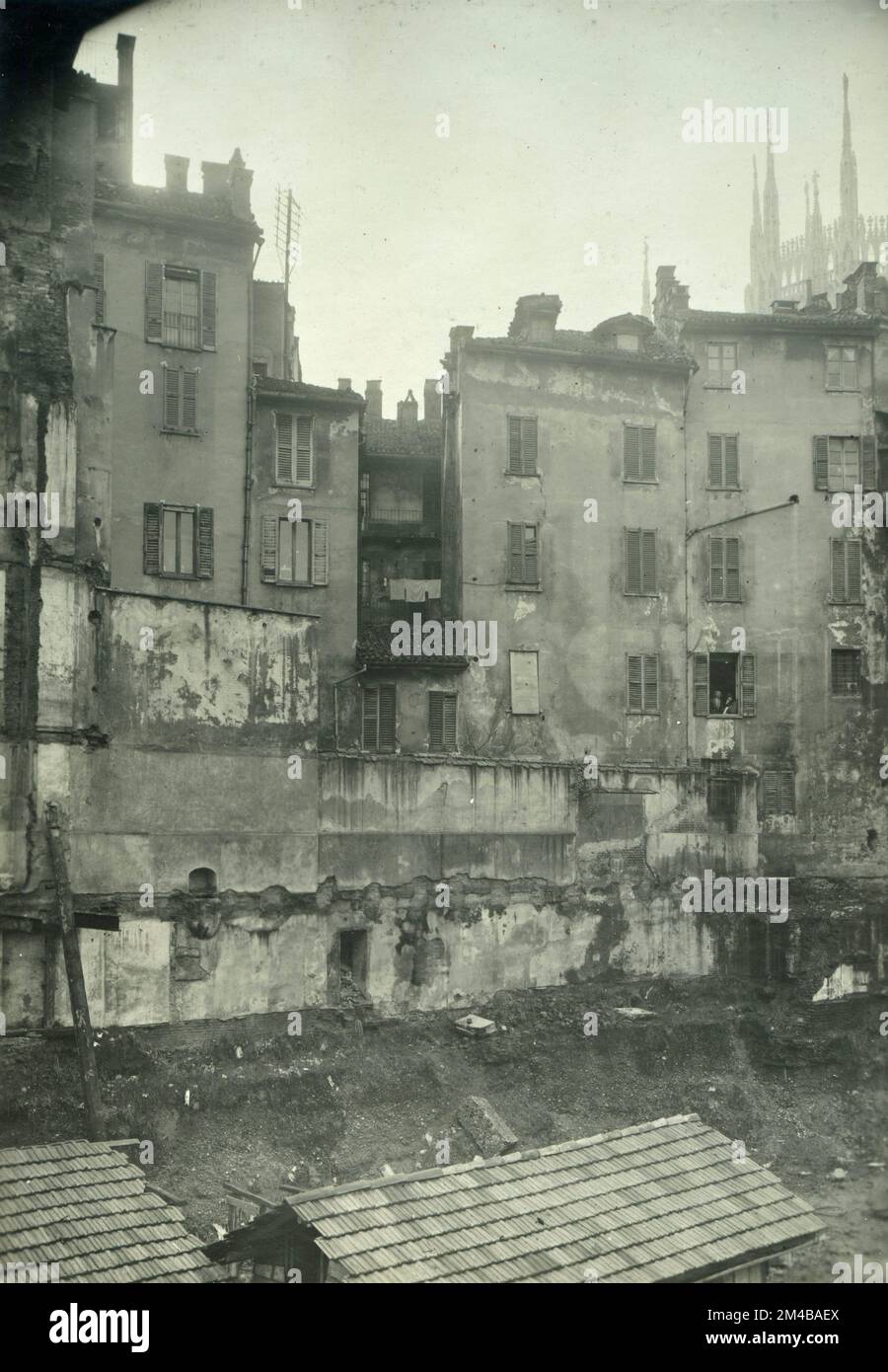 Vue sur la cour des bâtiments démolis à l'angle entre la via S. Radegonda et la Piazza del Duomo, Milan, Italie 1925 Banque D'Images