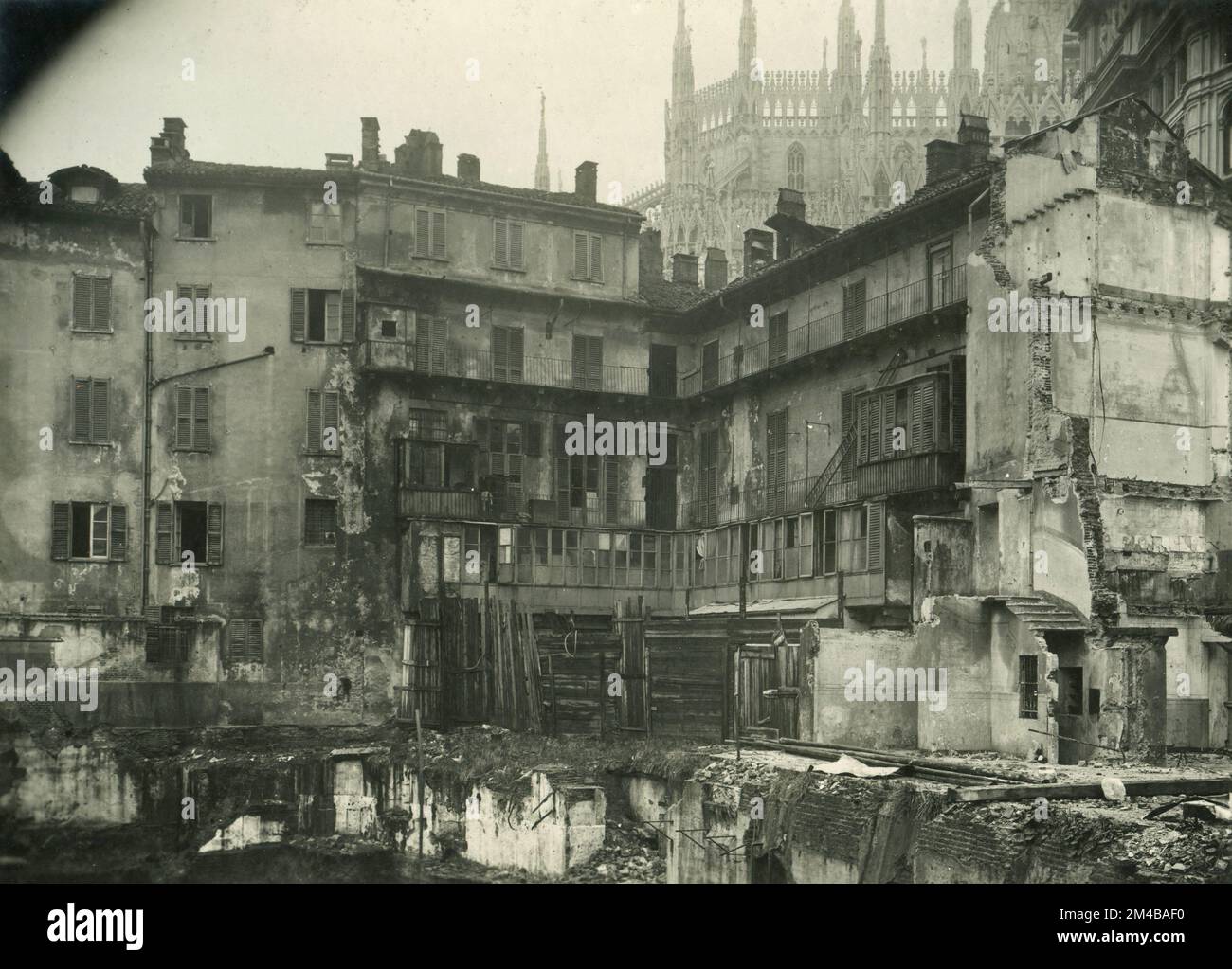 Vue sur la cour des bâtiments démolis à l'angle entre la via S. Radegonda et la Piazza del Duomo, Milan, Italie 1925 Banque D'Images