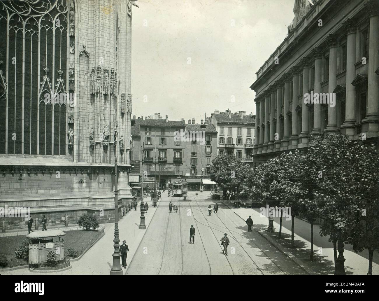 Vue sur les bâtiments démolis au coin de la via S. Radegonda et de la Piazza del Duomo depuis le palais de l'archevêque, Milan, Italie 1925 Banque D'Images