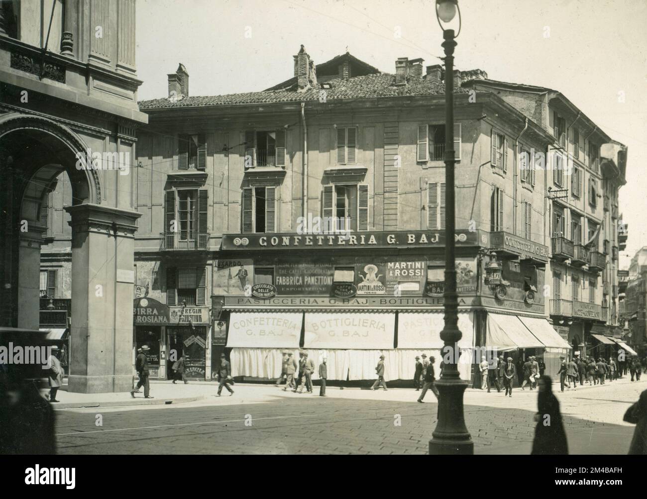 Vue sur les bâtiments démolis à l'angle entre la via S. Radegonda et la Piazza del Duomo, Milan, Italie 1925 Banque D'Images