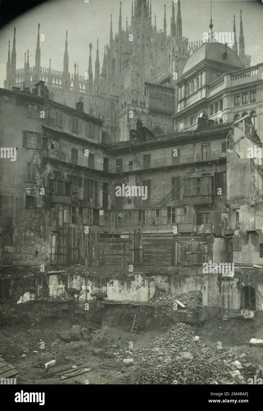 Vue sur la cour des bâtiments démolis à l'angle entre la via S. Radegonda et la Piazza del Duomo, Milan, Italie 1925 Banque D'Images