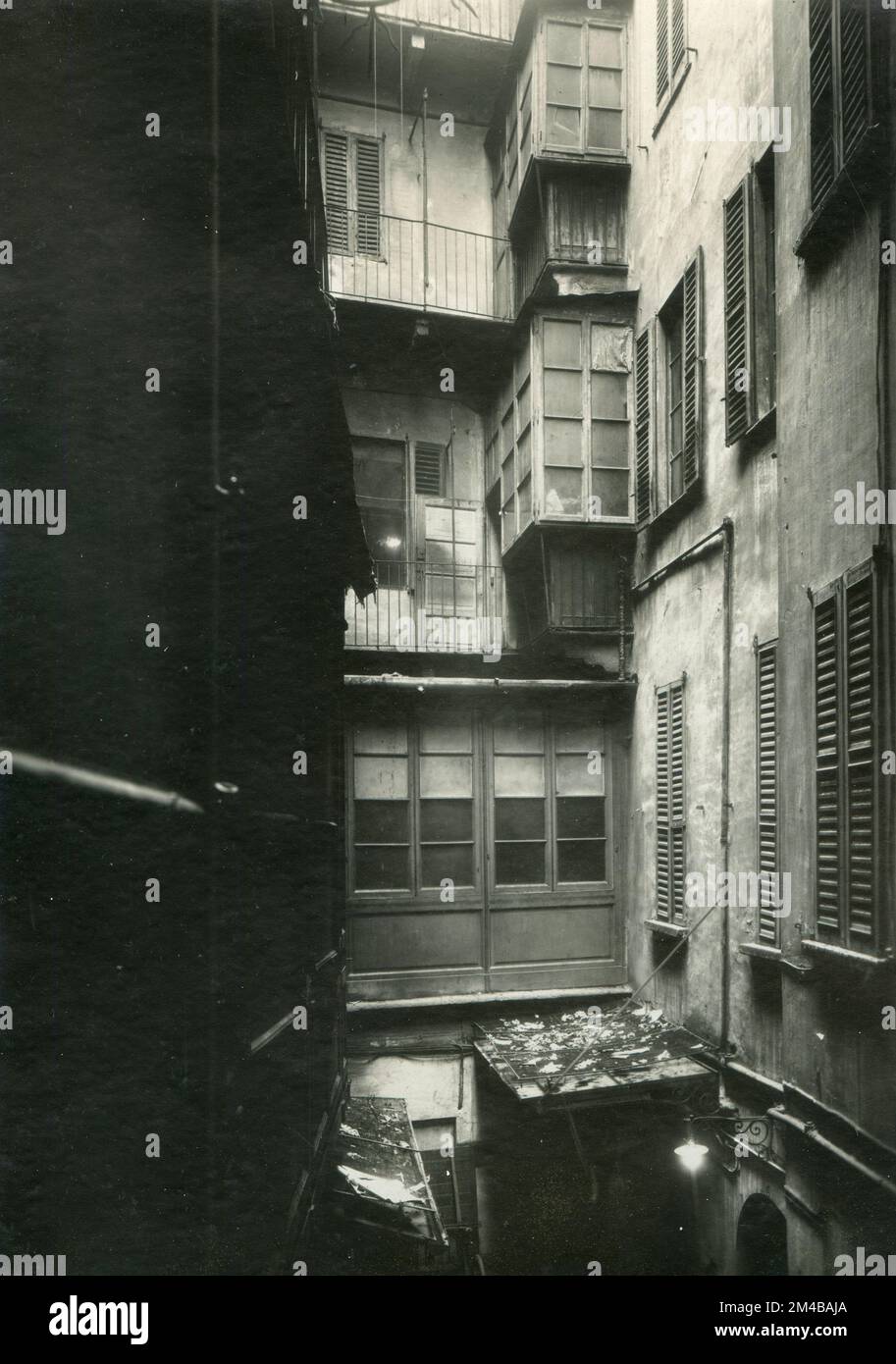 Vue sur la cour des bâtiments démolis à l'angle entre la via S. Radegonda et la Piazza del Duomo, Milan, Italie 1925 Banque D'Images