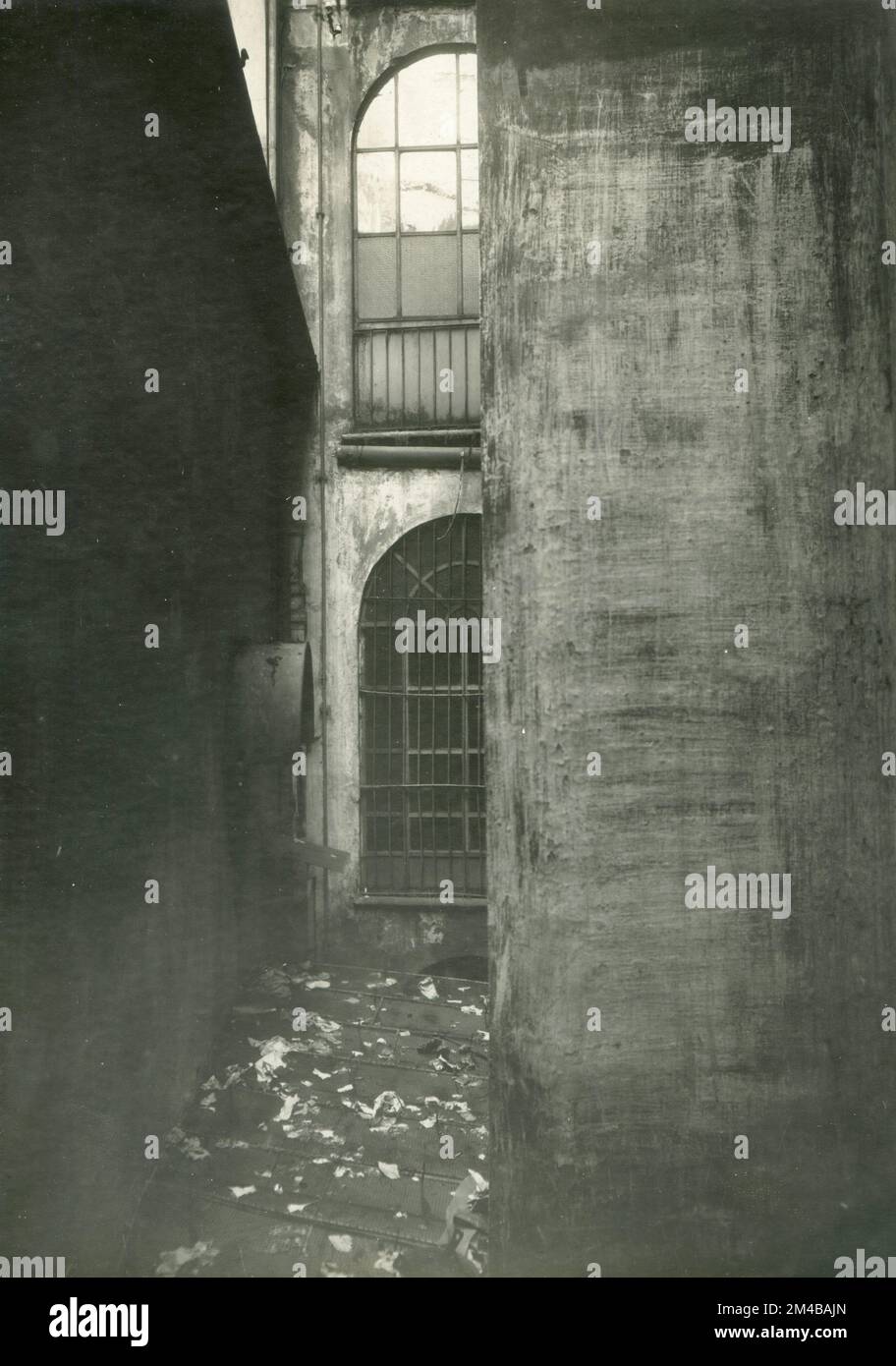 Vue sur la cour des bâtiments démolis à l'angle entre la via S. Radegonda et la Piazza del Duomo, Milan, Italie 1925 Banque D'Images