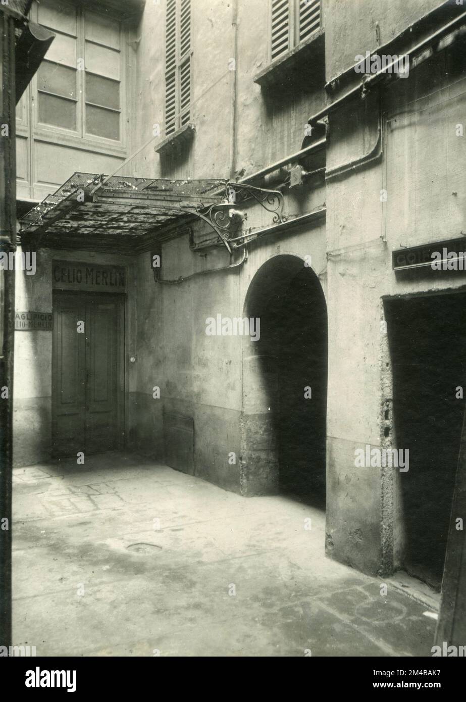 Vue sur la cour des bâtiments démolis à l'angle entre la via S. Radegonda et la Piazza del Duomo, Milan, Italie 1925 Banque D'Images