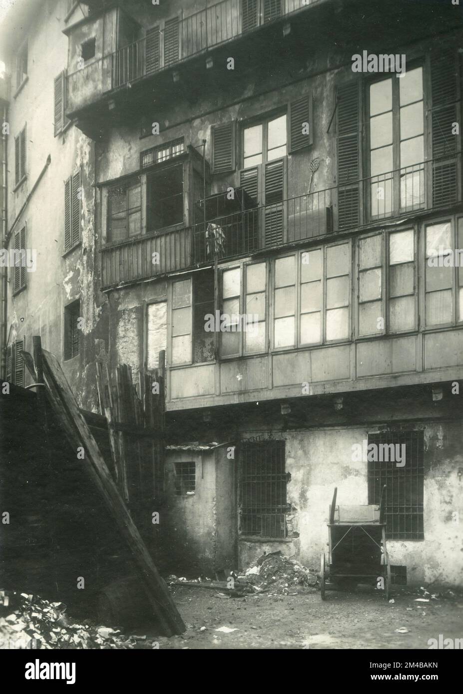 Vue sur la cour des bâtiments démolis à l'angle entre la via S. Radegonda et la Piazza del Duomo, Milan, Italie 1925 Banque D'Images