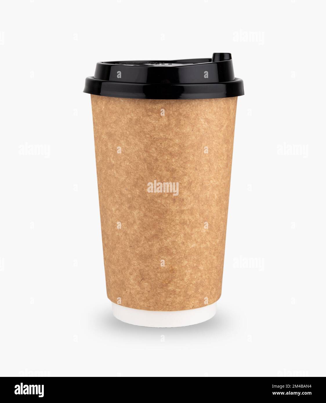 Gobelet en papier artisanal pour café ou thé sur fond blanc isolé. Le concept de production de déchets zéro et de matériaux recyclés. Espace libre pour le texte. Banque D'Images