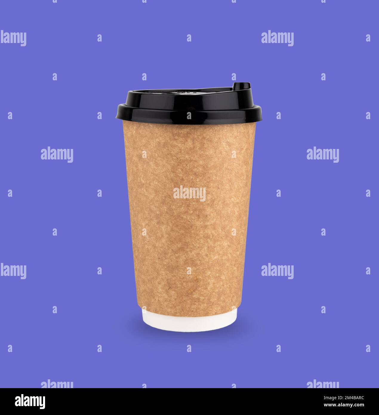 Artisanat papier tasse pour café ou thé sur fond dans la couleur tendance de l'année 2022 très Perry. Couleur du concept de l'année. Le concept de production sans déchets Banque D'Images