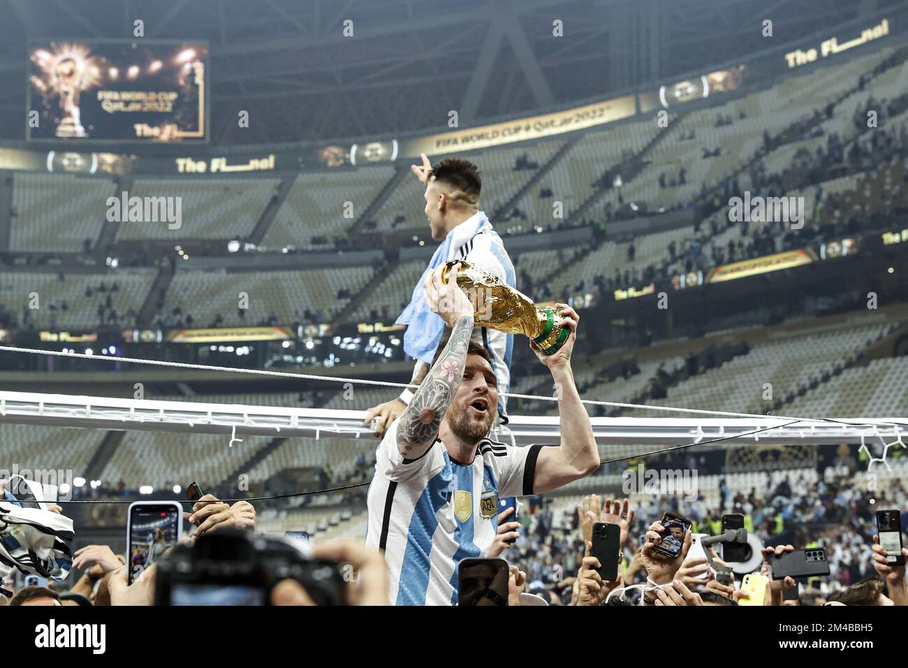 AL DAAYEN - Lionel Messi de l'Argentine avec le trophée de la coupe du monde, le trophée de la coupe du monde de la FIFA au Qatar 2022 final match entre l'Argentine et la France au stade Lusail sur 18 décembre 2022 à Al Daayen, Qatar. AP | hauteur néerlandaise | MAURICE DE PIERRE Banque D'Images