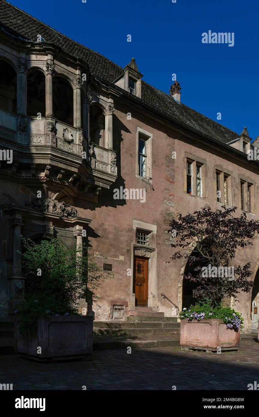 La salle du corps de Garde, ancienne maison de guardhouse à Colmar en Alsace, Grand est, France, a été construite en 1575 sur le site d'une chapelle médiévale. Il présente une loggia Renaissance superbement sculptée dont les magistrats avaient l'habitude d'annoncer publiquement les condamnations et les peines qu'ils avaient prononcées à des citoyens coupables. Banque D'Images