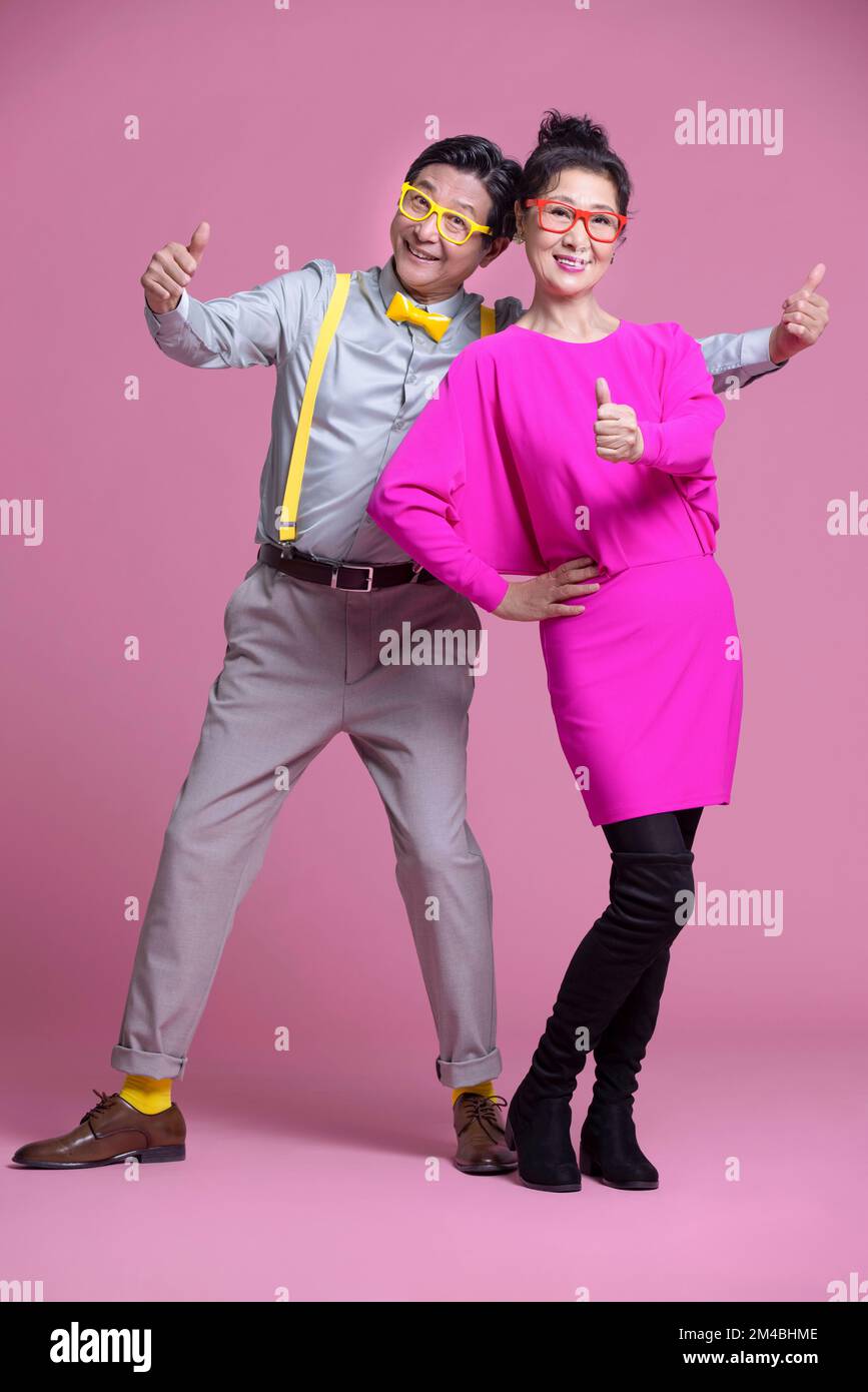 Photo studio d'un couple chinois expérimenté plein d'humour Banque D'Images
