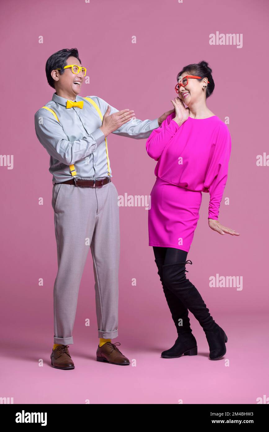 Photo studio d'un couple chinois expérimenté plein d'humour Banque D'Images