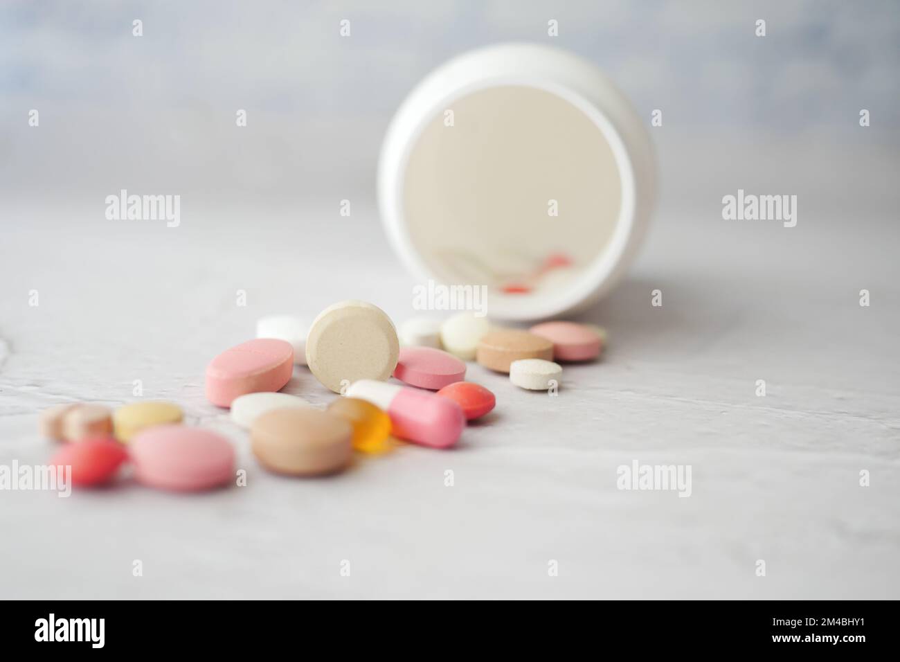 Gros plan de beaucoup de pilules et capsules colorées Banque D'Images