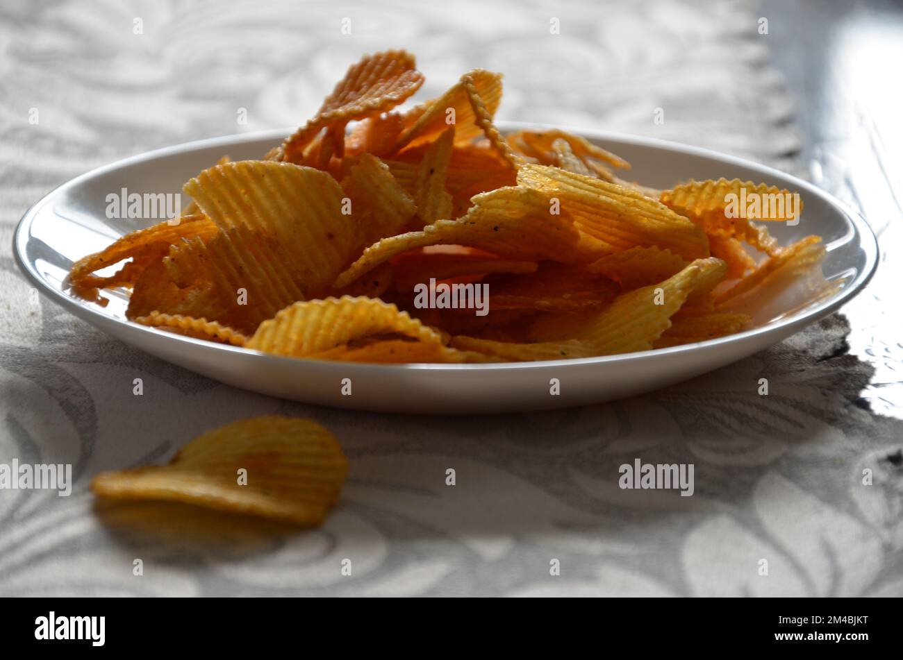 Chips de pommes de terre dans une assiette. Photo. Banque D'Images