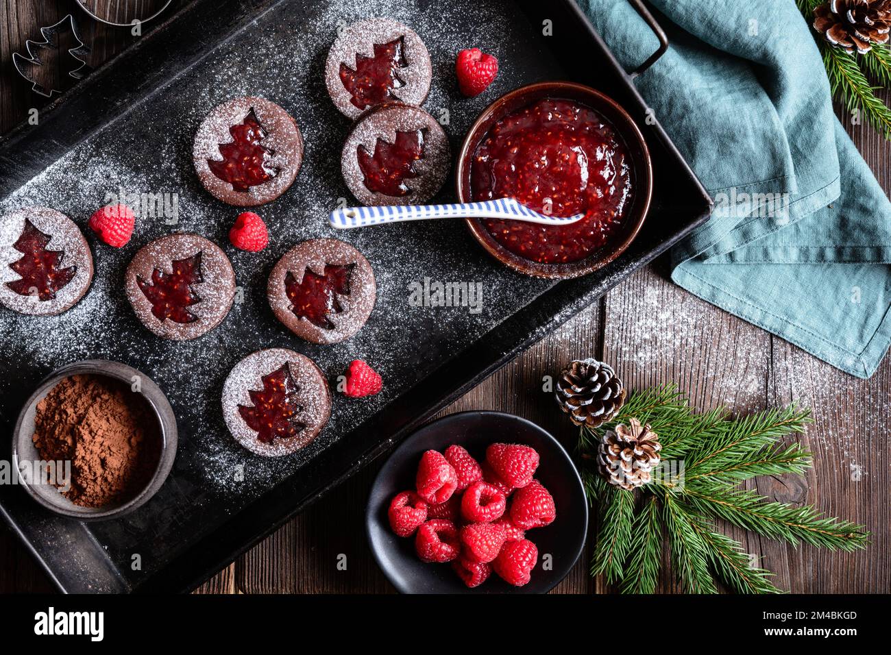 Délicieux petits gâteaux de Noël au cacao avec confiture de framboises Banque D'Images
