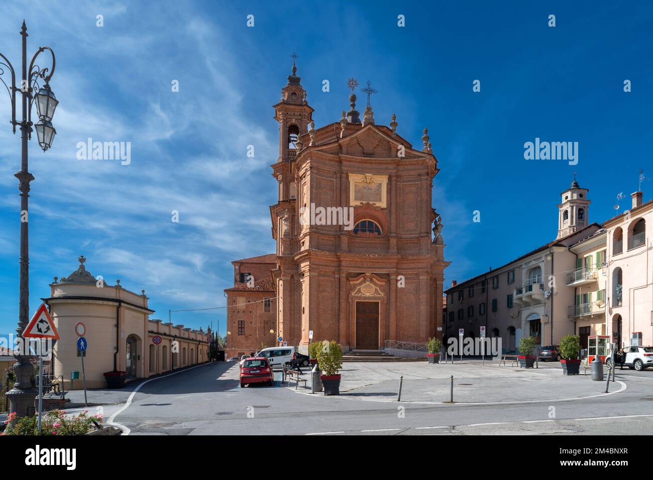 Fossano, Cuneo, Piémont, Italie - 03 octobre 2022: L'église de la Sainte Trinité ou Battuti Rossi (rouges battus) dans la via Roma sur ciel bleu Banque D'Images