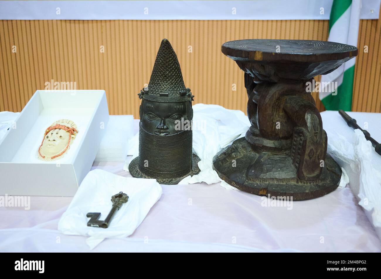 Abuja, Nigéria. 20th décembre 2022. Les bronzes du Bénin se trouvent au ministère des Affaires étrangères d'Abuja. Dans un mouvement qui a attiré l'attention internationale, le ministre des Affaires étrangères Baerbock et le ministre d'État à la Culture Roth retournent des bronzes précieux du Bénin à Abuja, la capitale nigériane. Les trésors artistiques appartenaient auparavant à des collections de musées à Berlin, Hambourg, Cologne, Dresde/Leipzig et Stuttgart. Credit: Annette Riedl/dpa/Alay Live News Banque D'Images