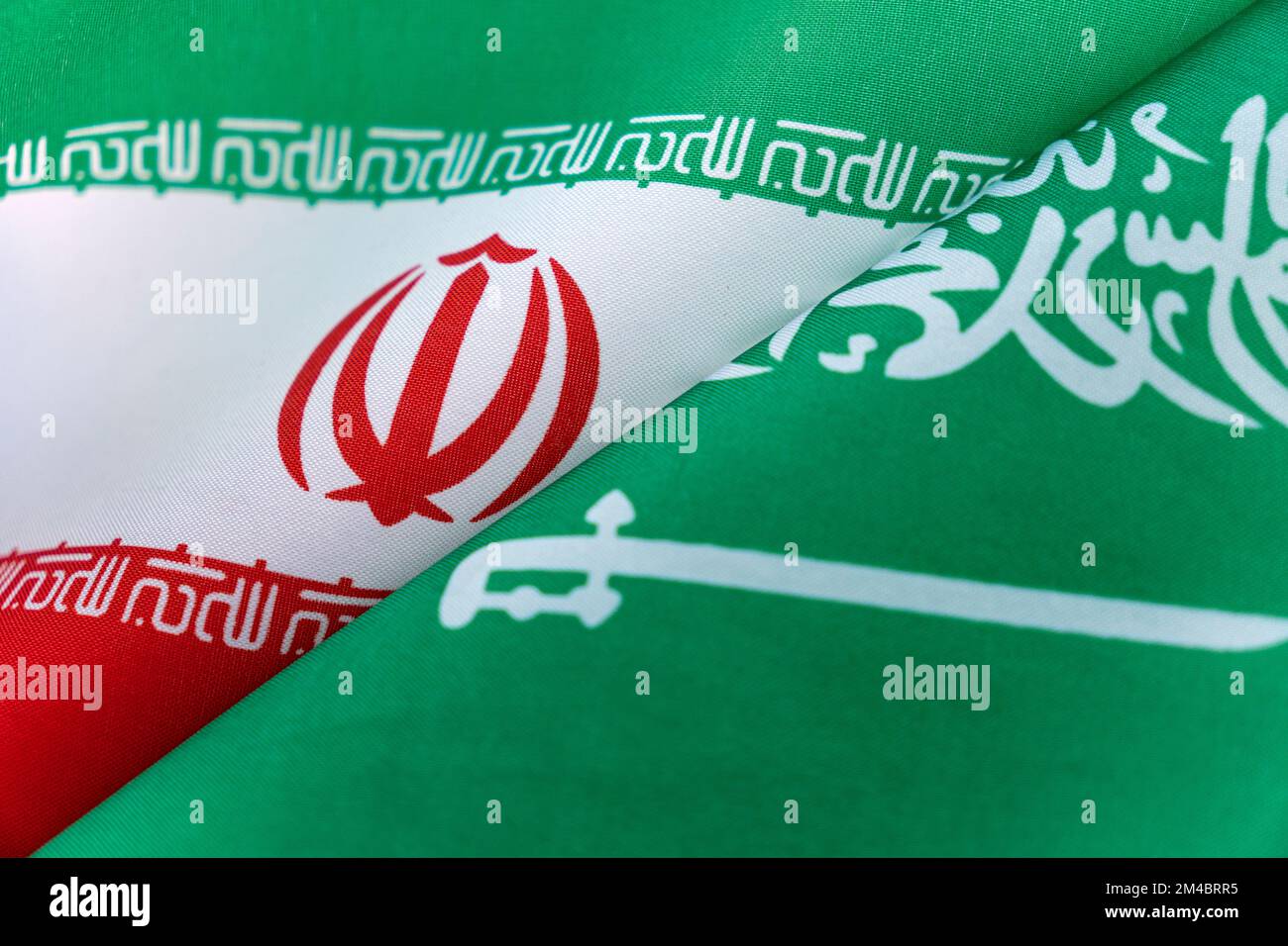 Drapeau de l'Arabie saoudite et de l'Iran peint sur un mur divisé par crack , conflit, relations de l'Arabie Saoudite et de l'Iran , concept de guerre Banque D'Images