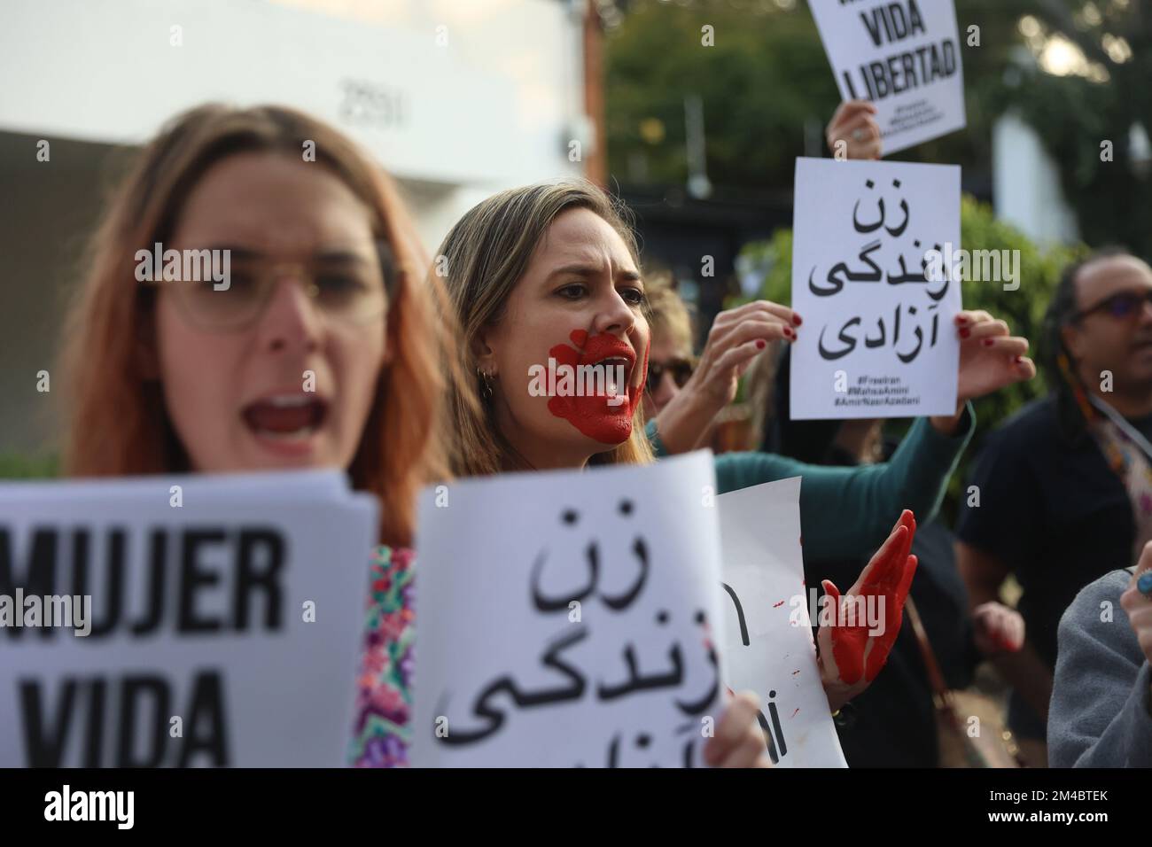 Mexico, Mexique. 19th décembre 2022. 19 décembre 2022, Mexico, Mexique: Des femmes participent à une manifestation devant l'ambassade iranienne au Mexique, pour demander la libération du joueur de football Amir Nasr-Azadani, 26 ans, condamné à mort pour avoir soutenu des manifestations pour les droits des femmes en Iran. Sur 19 décembre 2022 à Mexico, Mexique. (Photo par Luis Cortes/ Eyepix Group/Sipa USA) crédit: SIPA USA/Alay Live News Banque D'Images