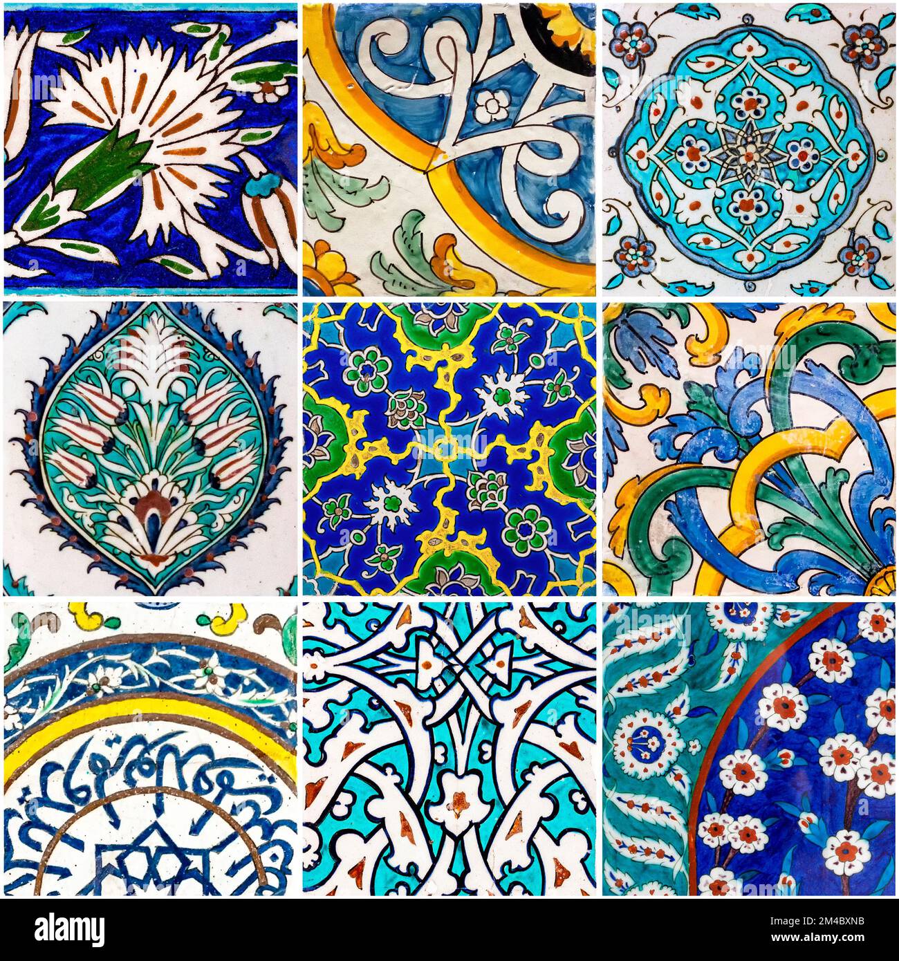 Ensemble de carreaux de mur turc Iznik anciens avec motif de fleurs. Banque D'Images