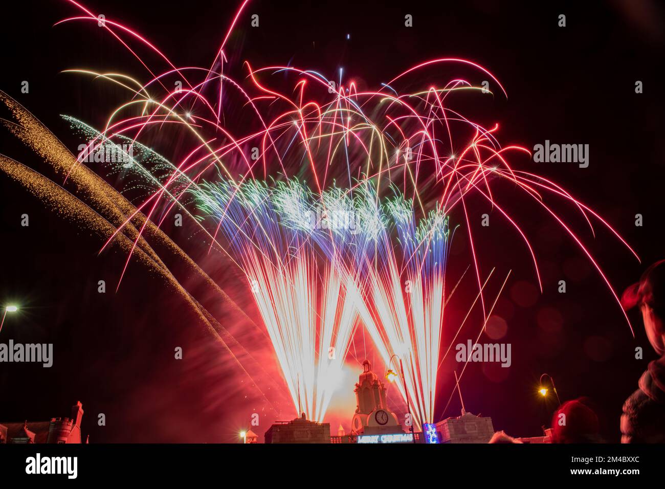 Feu d'artifice de la St Andrews au-dessus de l'hôtel de ville d'Inverurie, Aberdeenshire, Écosse, Royaume-Uni Banque D'Images