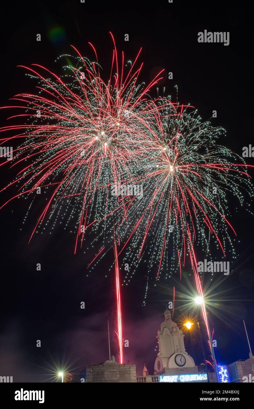 Feu d'artifice de la St Andrews au-dessus de l'hôtel de ville d'Inverurie, Aberdeenshire, Écosse, Royaume-Uni Banque D'Images