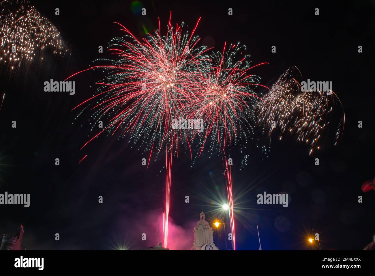 Feu d'artifice de la St Andrews au-dessus de l'hôtel de ville d'Inverurie, Aberdeenshire, Écosse, Royaume-Uni Banque D'Images