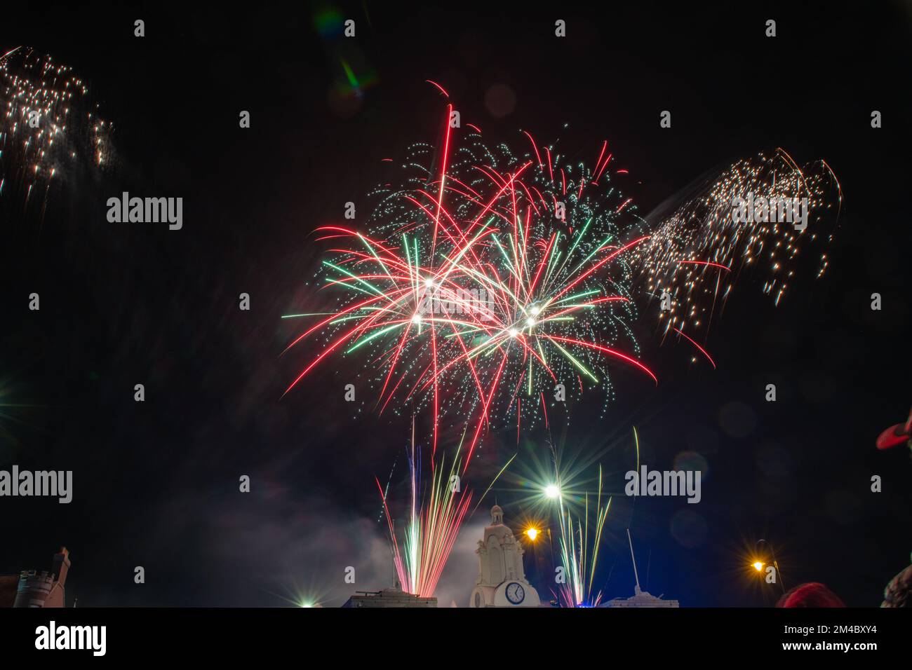 Feu d'artifice de la St Andrews au-dessus de l'hôtel de ville d'Inverurie, Aberdeenshire, Écosse, Royaume-Uni Banque D'Images