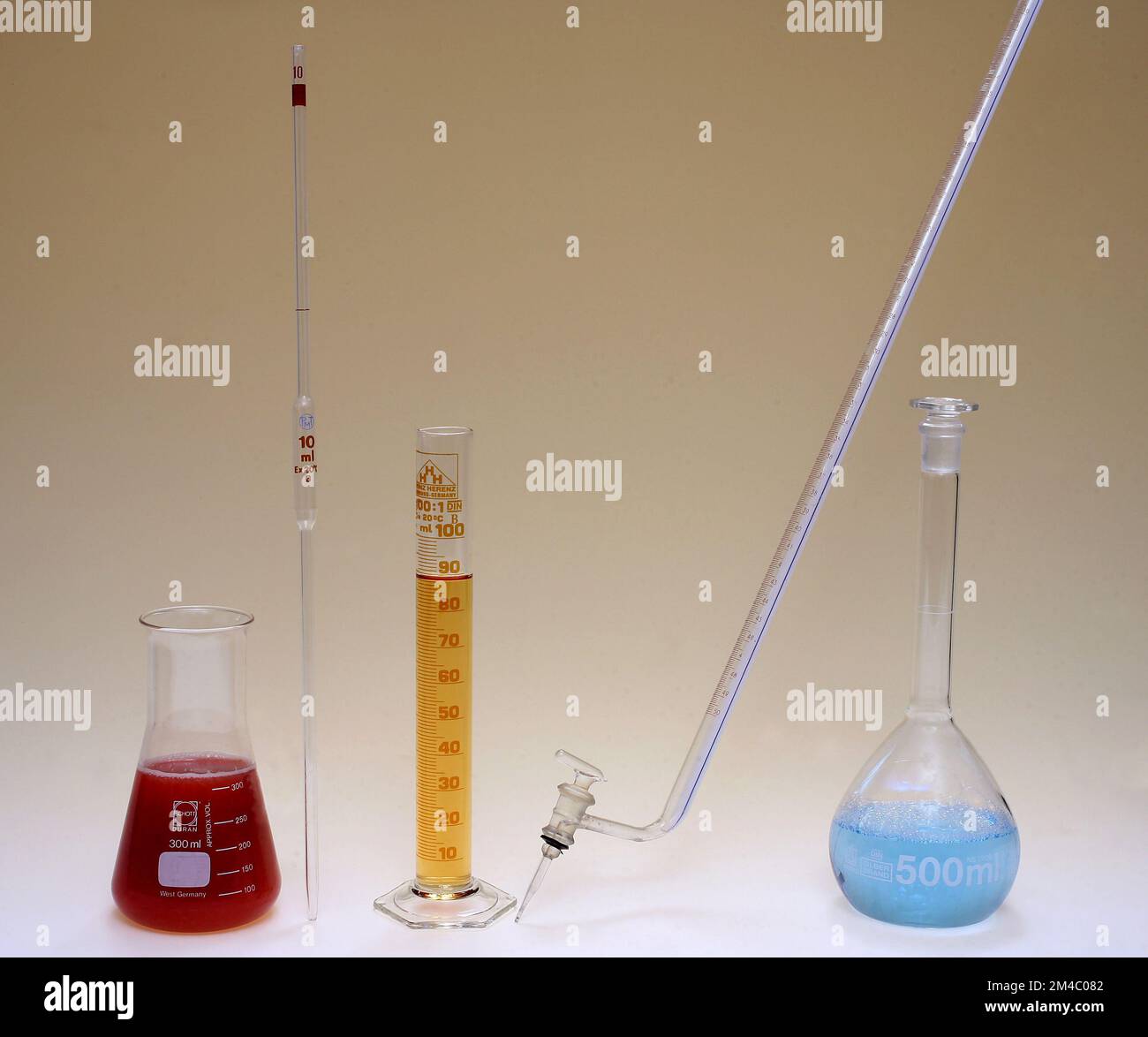 Erlenmeyer, éprouvette graduée, fiole jaugée, pipette et burette. Banque D'Images