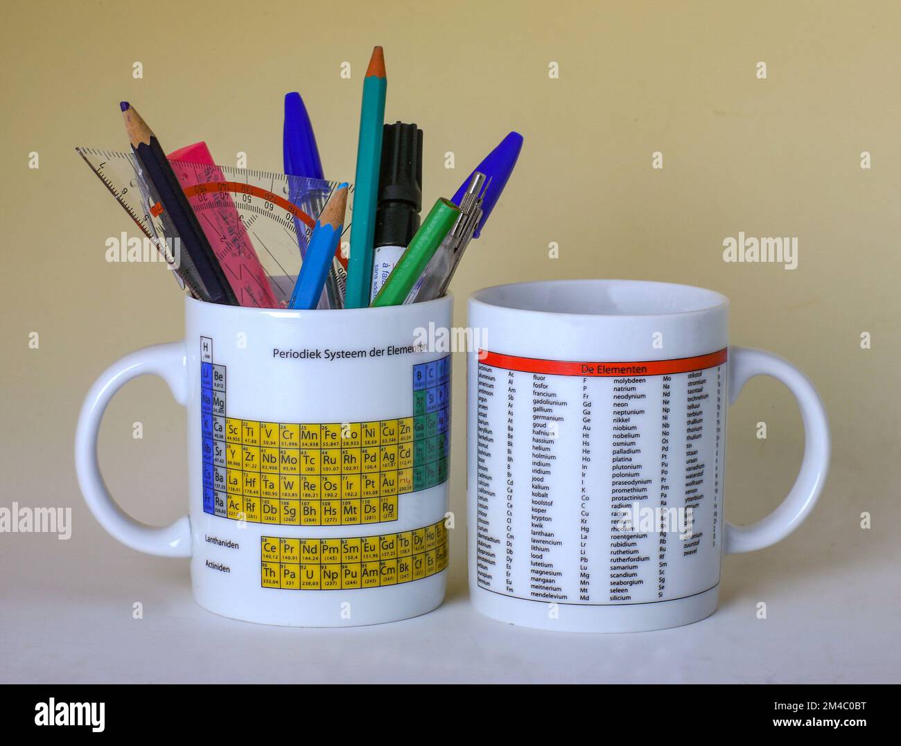 deux tasses à café avec le tableau périodique des éléments chimiques dessus. Banque D'Images