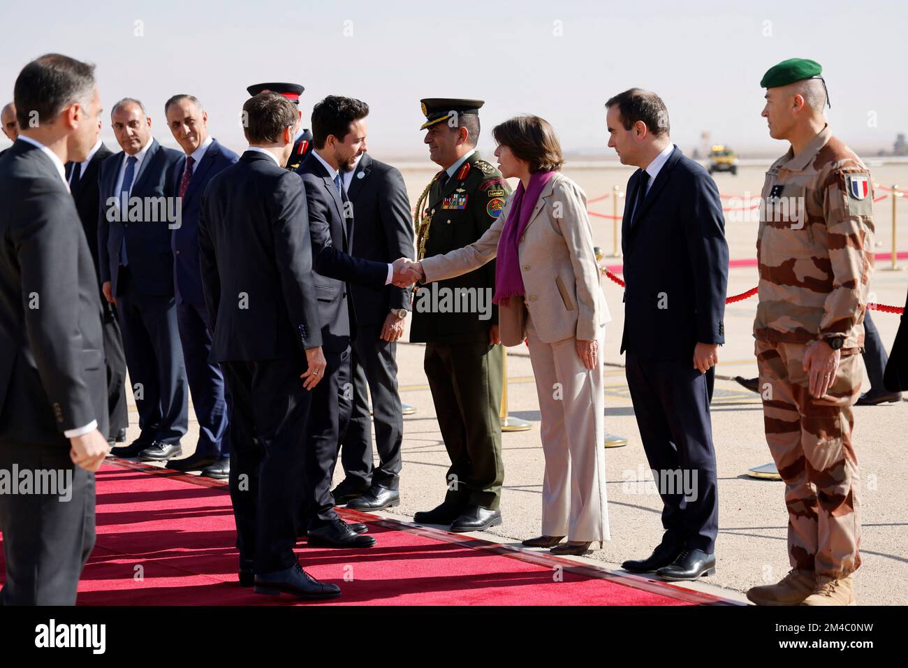 Amman, Jordanie, 20 décembre 2022, flanquée du président français Emmanuel  Macron (4th-L), Le prince héritier de Jordanie Hussein (C-L) serre la main  avec la ministre française des Affaires étrangères Catherine Colonna (3rd-R)