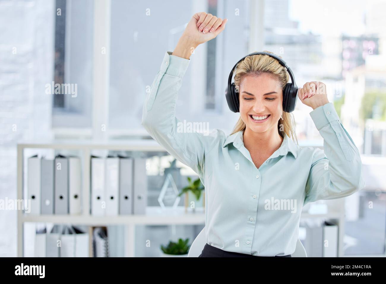 Femme d'affaires, Happy office et écouteurs pour danser et écouter de la musique pour célébrer la réussite, le succès ou le bonus après avoir atteint l'objectif ou Banque D'Images