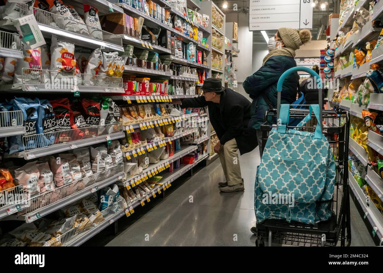 Shopping dans un supermarché Whole Foods Market à New York mercredi, 14 décembre 2022. La