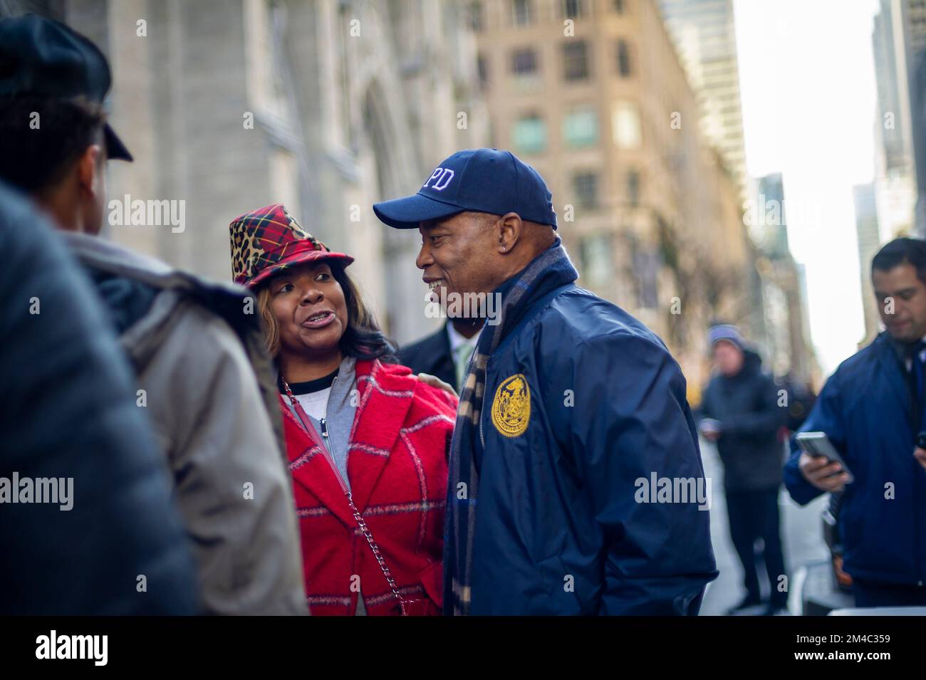 Le maire de New York, Eric Adams, accueille les visiteurs à la Fifth Avenue sans voiture de Midtown Manhattan pendant les dernières rues ouvertes de la saison, dimanche, 18 décembre 2022. La ville de New York a fermé un tronçon de neuf pâtés de maisons de la Fifth Avenue dans Midtown à des véhicules pendant quatre dimanches en décembre, créant une fête de bloc de vacances pour les visiteurs. (© Richard B. Levine) Banque D'Images